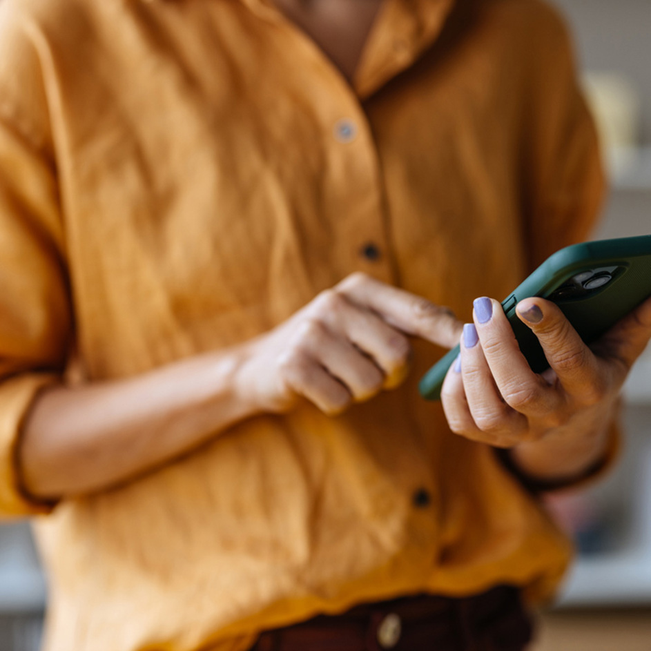Person holding a phone.